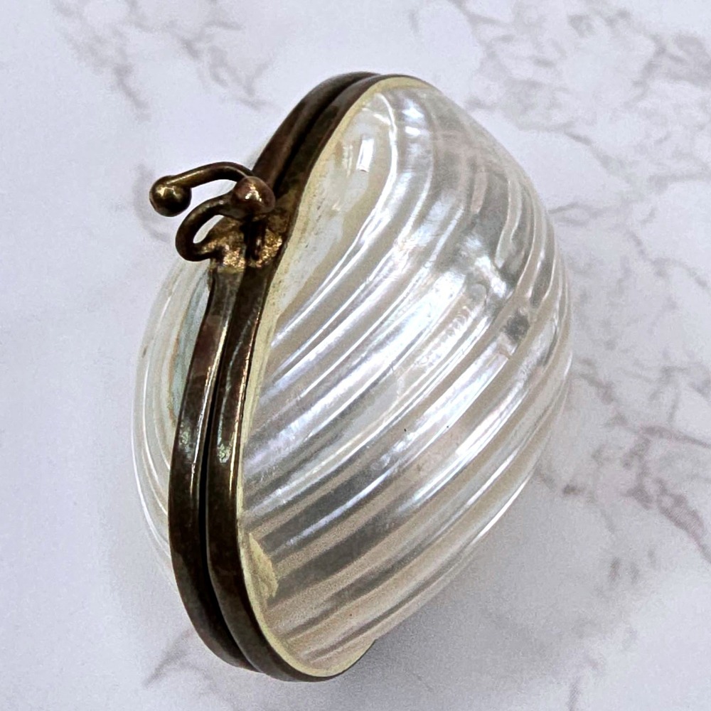 Vintage Mother of Pearl Seashell Trinket Box Brass Clasp Iridescent Pill Case - Picture 2 of 11